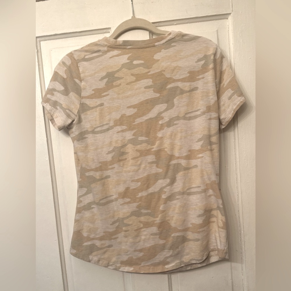 Cabela’s Natural Reflections Camo V-Neck Tee. Size M. - Picture 4 of 7